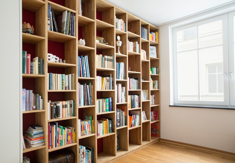 Velika zidna biblioteka sa policama